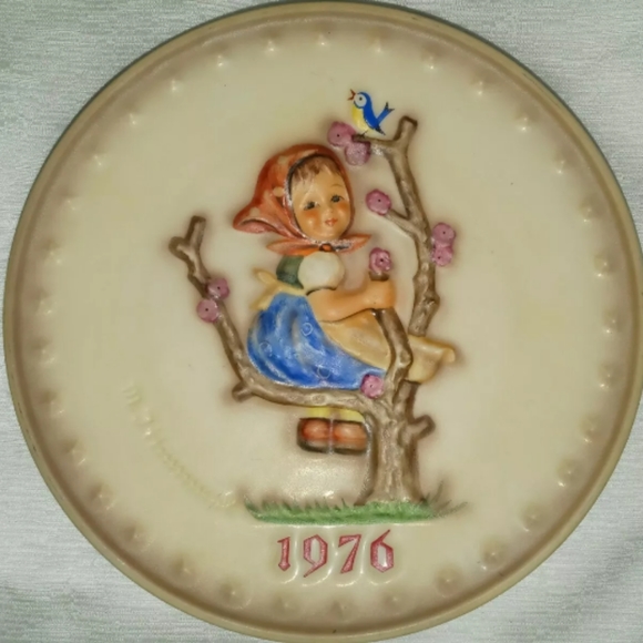 1976 Goebel Hummel 6th Annual Plate 7.5" #269 Girl On Tree. No chips cracks.
